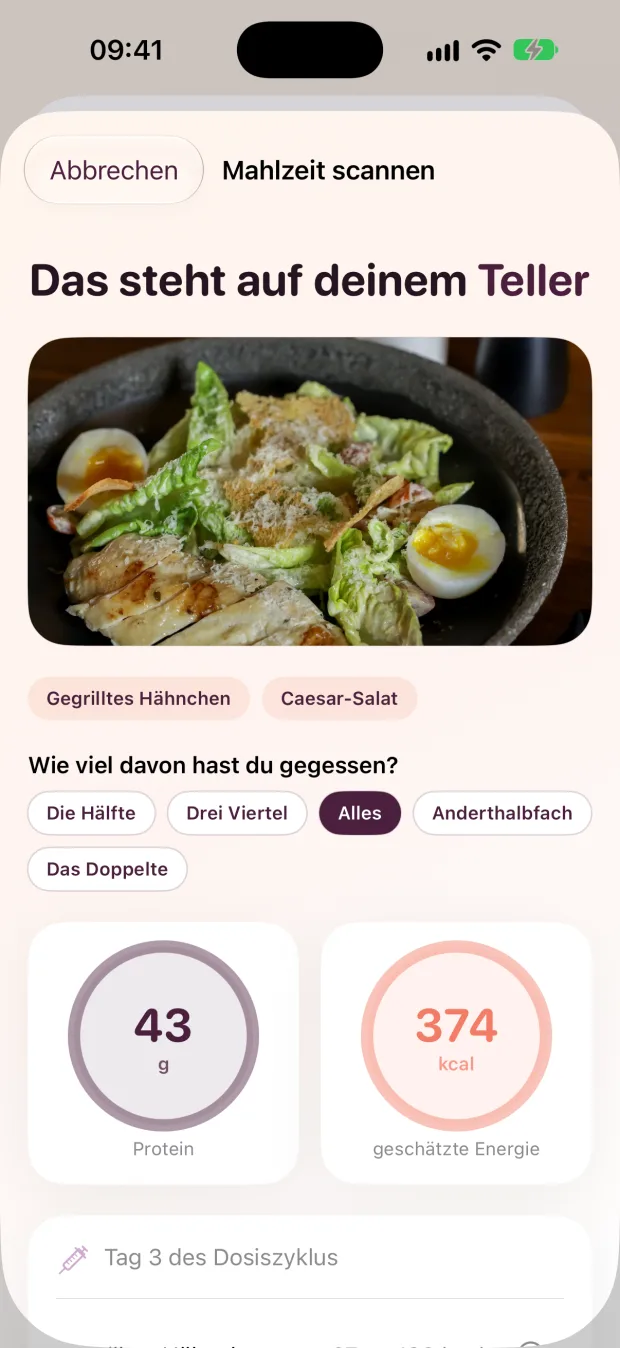 Haftra AI Mahlzeit-Scan: 43 g Eiweiß und 374 kcal geschätzt für gegrilltes Hähnchen und Caesar Salad
