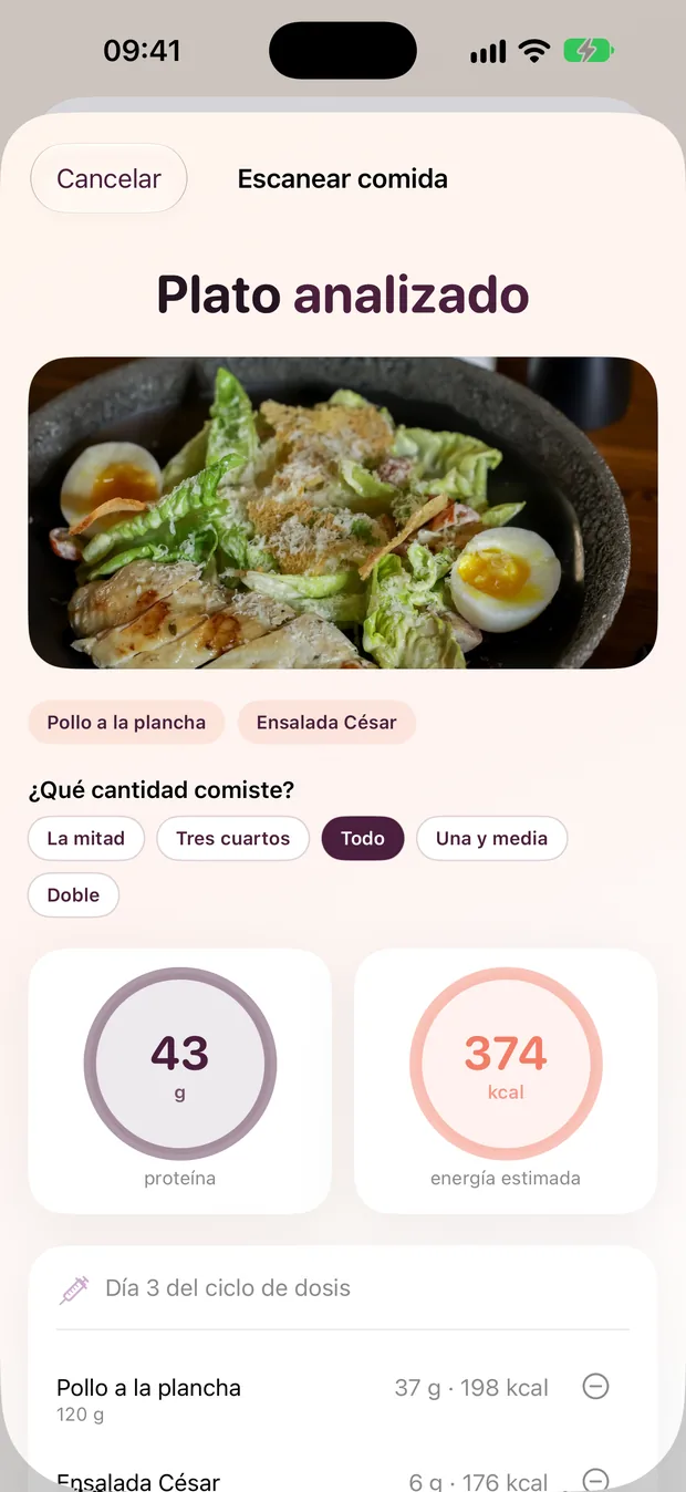 Pantalla del escáner de comidas de Haftra AI: 43 g de proteína y 374 kcal estimadas para pollo a la plancha y ensalada César