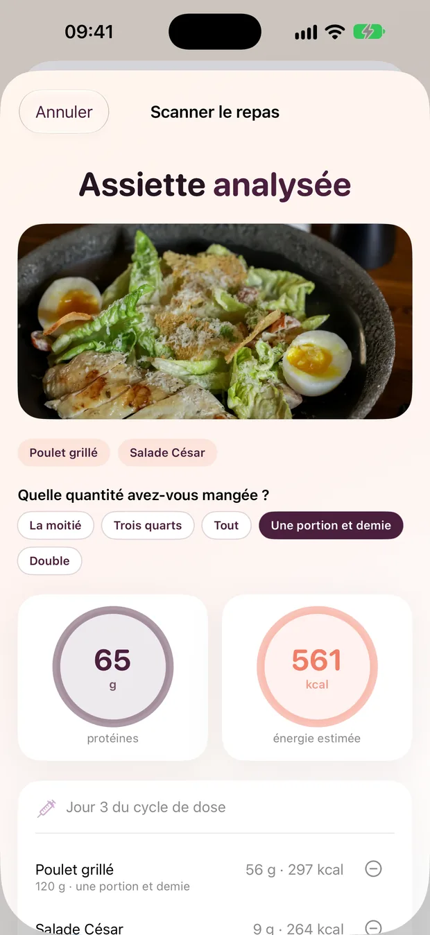 Écran du scan des repas Haftra AI : 43 g de protéines et 374 kcal estimés pour un poulet grillé et une salade César