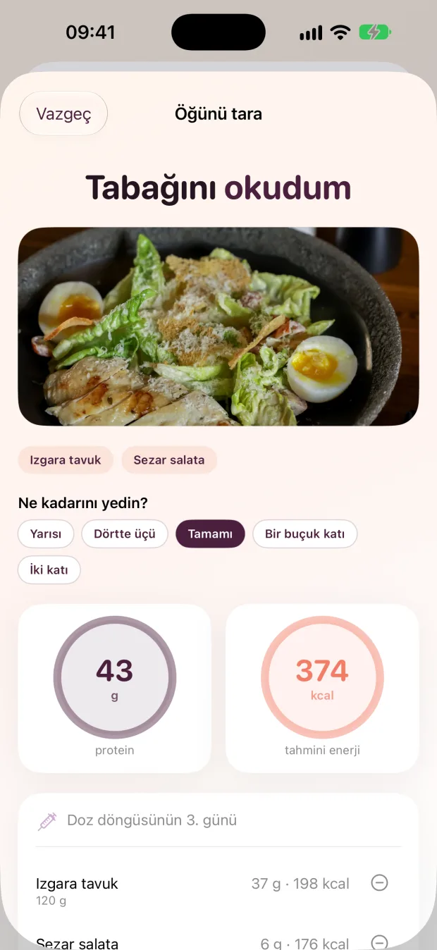 Haftra AI öğün tarama ekranı: ızgara tavuk ve sezar salata için 43 g protein ve 374 kcal tahmini